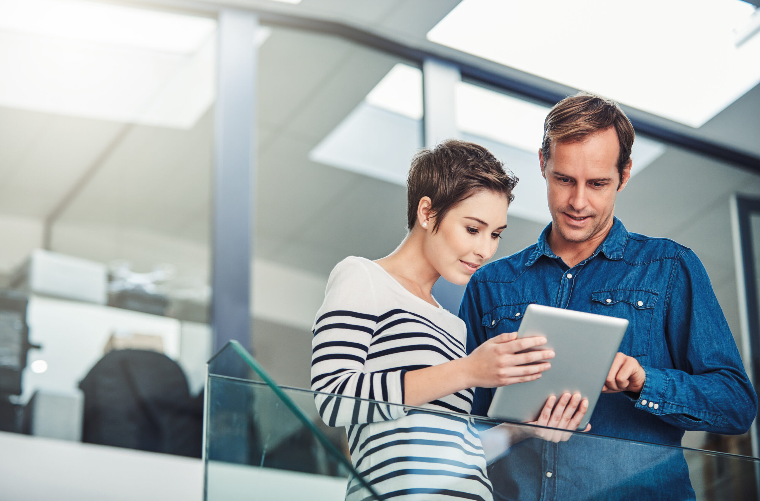 Due colleghi consultano un tablet insieme