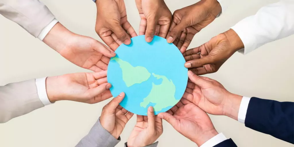 Insieme di mani che sostengono l'immagine del mondo