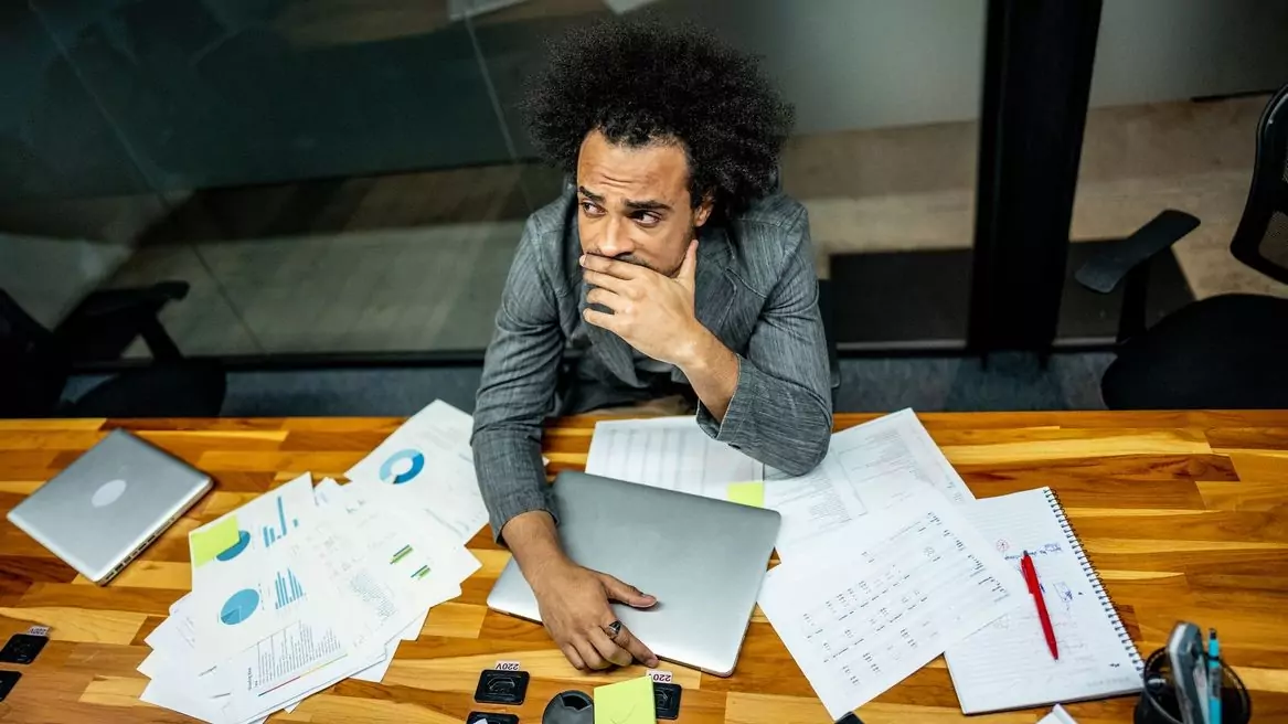 Un lavoratore che fatica a portare avanti un progetto